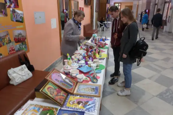 В ДК «Вербовский» прошли отчетные выступления и выставка кружков керамики, танца, вокала и сценического мастерства проекта «Семья -источник вдохновения.». Фото 2.