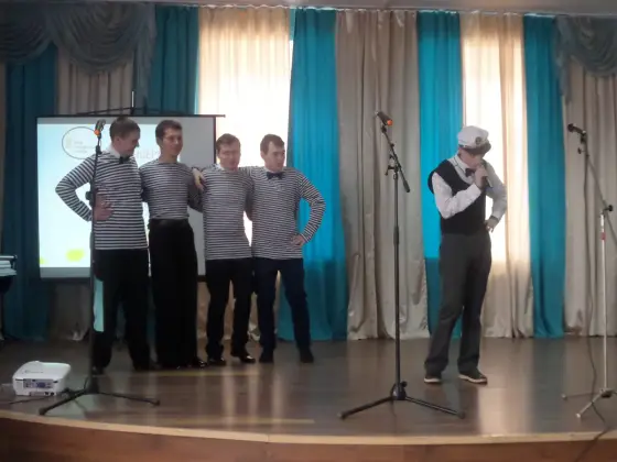 В городе Гусь-Хрустальный прошел гастрольный концерт и выставка коллектива «Семейное дело». Фото 12.