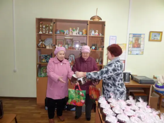 Акция по вручению куличей при поддержке волонтёрского отряда «Рука помощи». Фото 2.