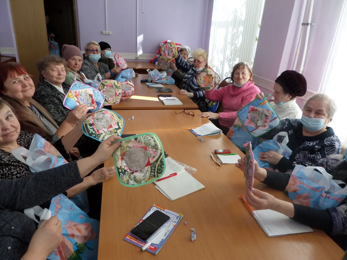 На базе центра «Помоги ближнему» сшили прихватки  и вручили  членам правления к 8 марта