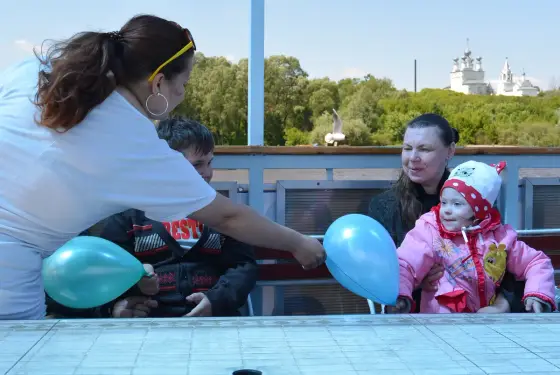День защиты детей мы отметили катанием на катере по Оке. Фото 2.