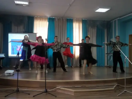 В городе Гусь-Хрустальный прошел гастрольный концерт и выставка коллектива «Семейное дело». Фото 18.