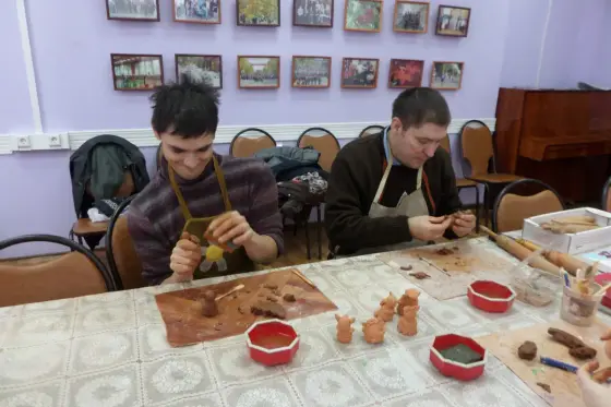 В рамках социального проекта «Семья-источник вдохновения», поддержанного Фондом президентских грантов проводятся занятия в кружках керамики, танца, вокала и сценического мастерства. Фото 4.