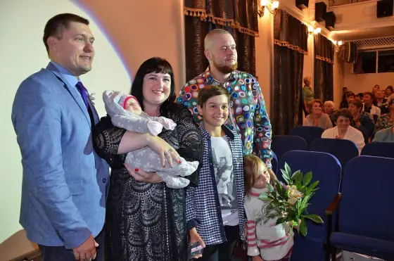 Вспомним яркие моменты фестиваля -конкурса «Моя семья», приуроченного к Дню семьи, любви и верности. Фото 8.