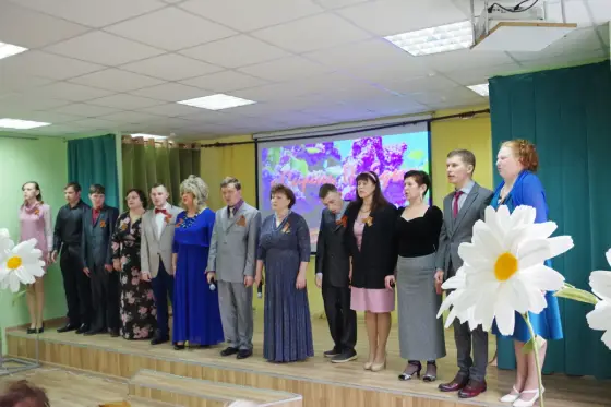В рамках социального проекта «Сувенир для ветерана» состоялся концерт  «Сирень победы» коллектива «Семейное дело». Фото 2.