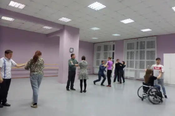 В рамках социального проекта «Семья-источник вдохновения», поддержанного Фондом президентских грантов проводятся занятия в кружках керамики, танца, вокала и сценического мастерства. Фото 5.