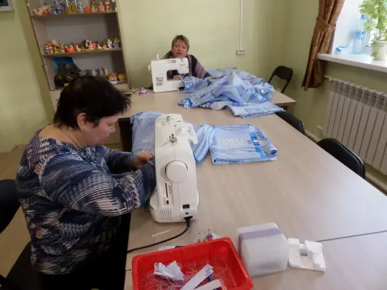 На базе социального центра «Помоги ближнему» сшито и распространено более 100 комплектов постельного белья. Фото 2.