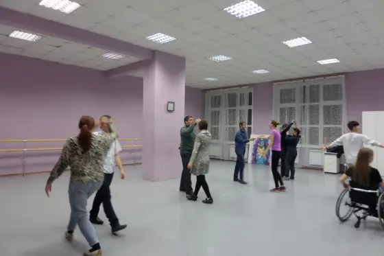В рамках социального проекта «Семья-источник вдохновения», поддержанного Фондом президентских грантов проводятся занятия в кружках керамики, танца, вокала и сценического мастерства. Фото 7.