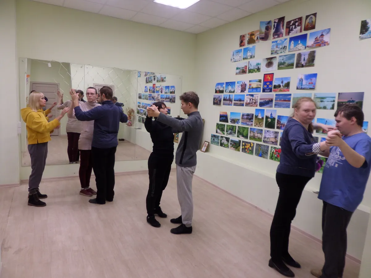 В кружке бального танца идет репетиция танцевального номера «Русский вальс»