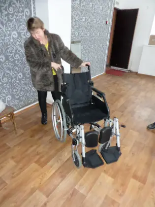 В благотворительный центр «Помоги ближнему»  поступила инвалидная коляска. Фото 2.