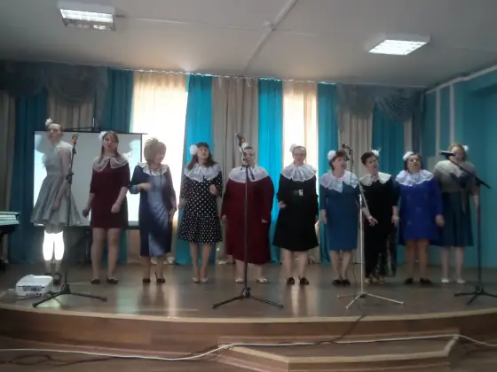 В городе Гусь-Хрустальный прошел гастрольный концерт и выставка коллектива «Семейное дело». Фото 10.