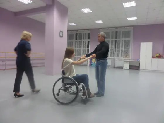В студии «Аура танца» для людей с ограниченными возможностями начались занятия по инклюзивному танцу на колясках. Фото 2.