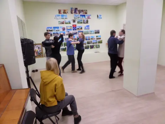 В кружке бального танца идет репетиция танцевального номера «Русский вальс». Фото 3.