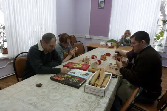 В рамках социального проекта «Семья-источник вдохновения», поддержанного Фондом президентских грантов проводятся занятия в кружках керамики, танца, вокала и сценического мастерства. Фото 3.