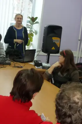 В рамках социального проекта «Семья-источник вдохновения», поддержанного Фондом президентских грантов проводятся занятия в кружках керамики, танца, вокала и сценического мастерства. Фото 9.