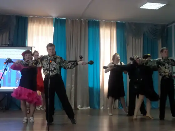 В городе Гусь-Хрустальный прошел гастрольный концерт и выставка коллектива «Семейное дело». Фото 17.
