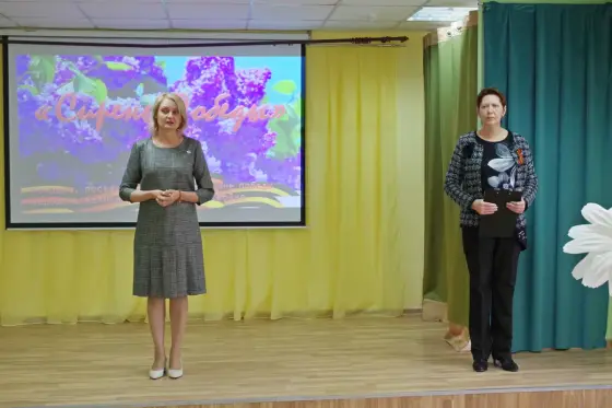 В рамках социального проекта «Сувенир для ветерана» состоялся концерт  «Сирень победы» коллектива «Семейное дело». Фото 3.