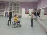 В студии «Аура танца» для людей с ограниченными возможностями начались занятия по инклюзивному танцу на колясках. Фото 3.