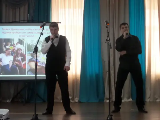 В городе Гусь-Хрустальный прошел гастрольный концерт и выставка коллектива «Семейное дело». Фото 16.