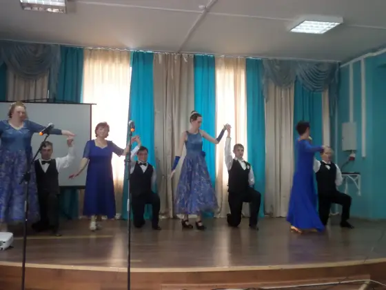 В городе Гусь-Хрустальный прошел гастрольный концерт и выставка коллектива «Семейное дело». Фото 15.