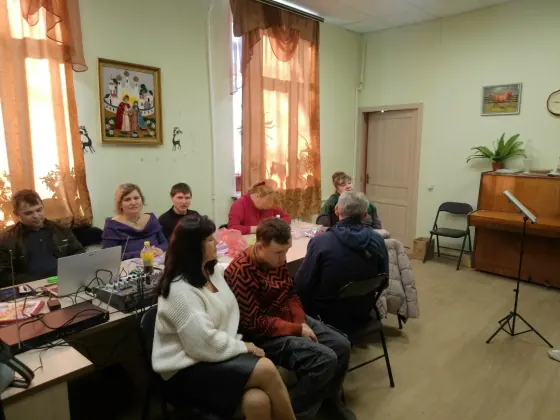 Участники «Семейного дела» во время занятия в вокальной мастерской